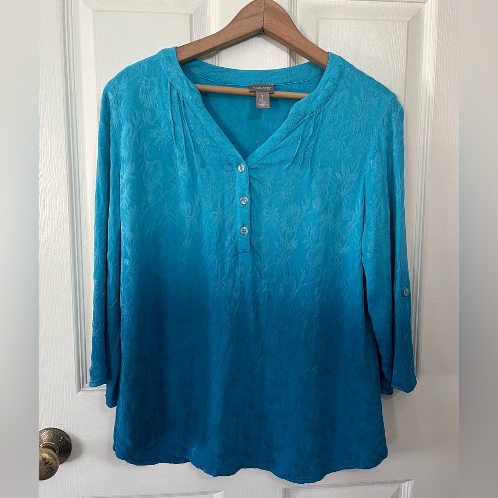 Chico’s size 1 Ombre Blue Blouse Lightweight Floral Textured Pattern